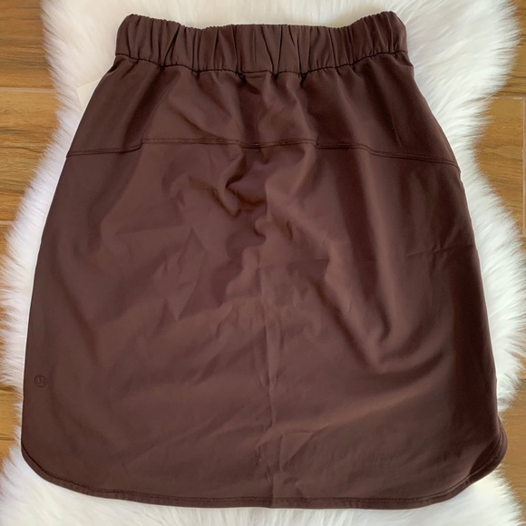 On the fly skirt burgundy BKST lululemon casual - Picture 2 of 4